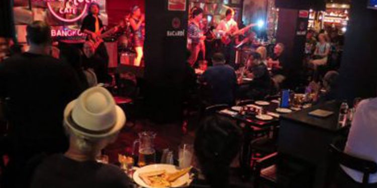 Hard Rock Cafe สถานที่ Hangout ย่านสยามสแควร์