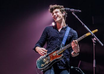 “Shawn Mendes” หล่อสะกดทุกสายตา เปิดการแสดงเต็มอิ่ม