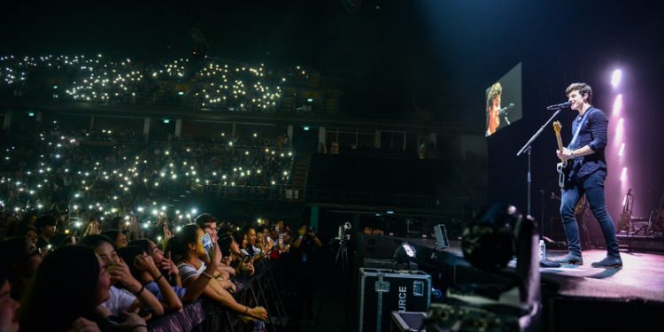 “Shawn Mendes” หล่อสะกดทุกสายตา เปิดการแสดงเต็มอิ่ม