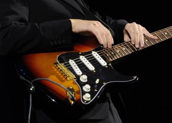 เสริมความหล่อให้กับการเล่นกีตาร์ด้วยการTapping