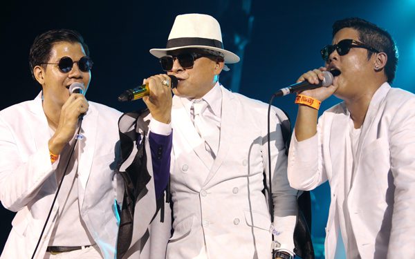 สามตัวพ่อ “เสือ – บิลลี่ – ติ๊ก” กอดคอศิลปินร่วมรุ่น(ใหญ่)