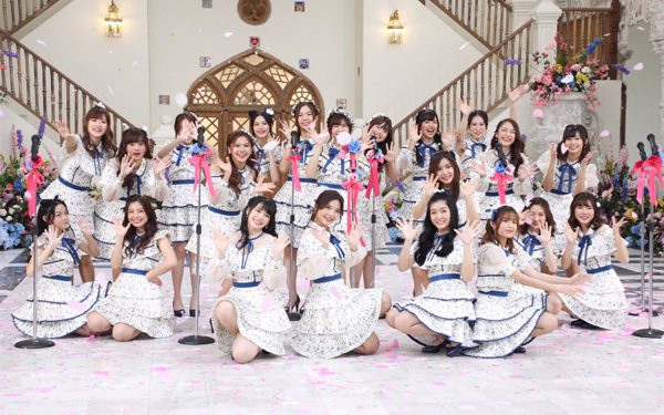 “เนย ขึ้นแท่นเซ็นเตอร์นำทีม BNK48 มาพร้อมชุดไทยสไตล์ Siam Lolita ในเอ็มวี Kimi wa Melody เธอคือ…เมโลดี้”