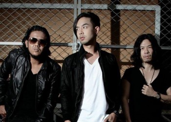 คอร์ดเพลง ต่อหน้าฉัน…(เธอทำอย่างนั้นได้อย่างไร) : D2B