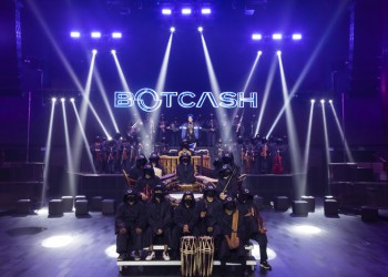 เอ้ BOTCASH จุดพลุ เปิดตัวเอ็มวีแรก “behind the smile” เล่าเรื่อง….หลังรอยยิ้ม 9 ศิลปิน 7 เพลง 17 นาที!