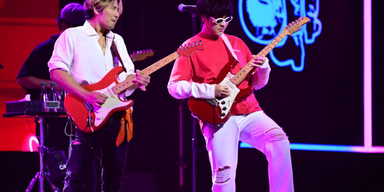 ‘น้าเจฟ’ สร้างตำนานคู่ ‘พี่ปู พงษ์สิทธิ์’ สุดมันส์ ฉลองครบรอบ 50 ปี The Guitar มอบความสุขเต็มอิ่ม ฟิน 12 ชั่วโมงเต็ม รวมกว่า 20 ศิลปิน