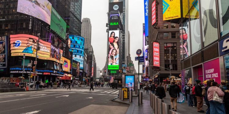 เกิร์ลกรุ๊ปไทย ALALA บุก New York ! เฉิดฉายบนบิลบอร์ด Times Square ในฐานะ Spotify EQUAL Ambassador Thailand 2025