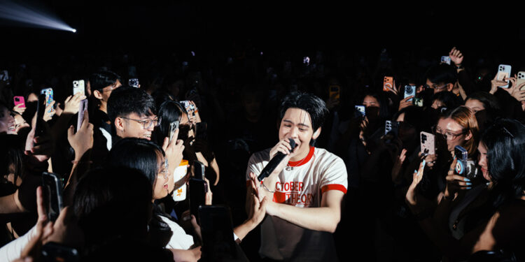 “guncharlie” ออนสเตจสมฉายา “หัวจ่ายเพลงเศร้า” ใน “มาม่า presents guncharlie OCTOBER THEORY CONCERT”